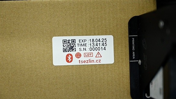 Dvojbarevný tisk na etiketu solventovým inkoustem. Tiskárna obsahuje dvě barvy v kombinaci černé a červené cartridge. Změna barvy se provede pouhou výměnou cartridge v řádech jednotek sekund, pouze se nacvakne nová barevná cartridge.