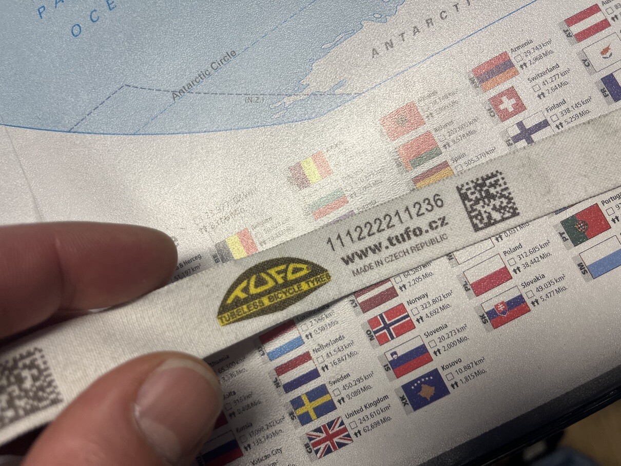 Dvojbarevné značení na textilní pásek s kombinaci žluté barvy a černé barvy. Lze volit jakoukoliv barevnou kombinaci a to jednoduše změnou HP cartridge v tiskárně, pouhým nacvaknutím požadované barvy, bez proplachu tiskárny.