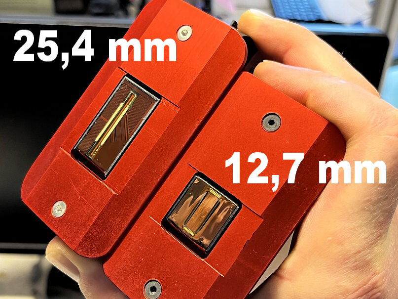Jednopalcová cartridge hlava na tisk výšky 25,4 mm. Novinka spojující dvě půlpalcové hlavy do jedné. Kompaktní provedení tiskárny ze Zlína. 