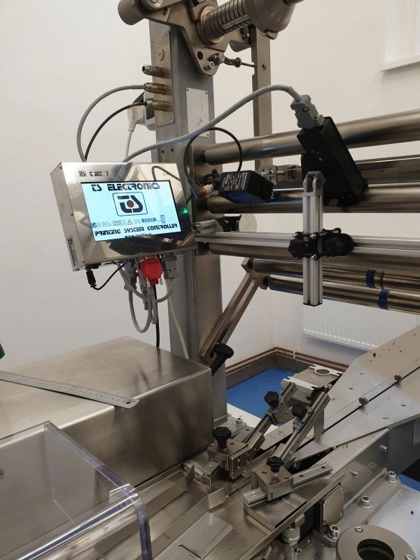 Instalace HP cartridge tiskáren do balící linky. Solventový inkoust v cartridge zaschne i na nesavém materiálu, jakým je obalová plastová folie. Čistota tisku je zabezpečena uzavřenou cartridge.