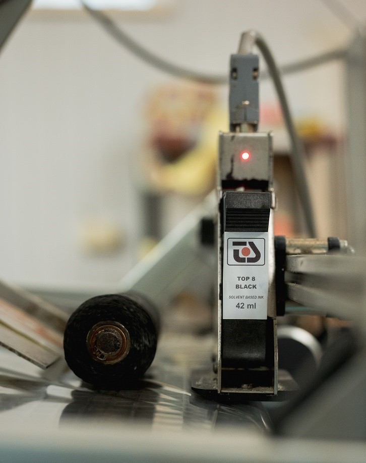 Miniaturní tiskárna TS Electronics Zlín s inkoustovým cartridge systémem. Jedna tisková hlava pro výšku tisku 12,7 mm je ideální pro datumování produktů. Cartridge systém pro dotisk datum výroby a datum spotřeby.