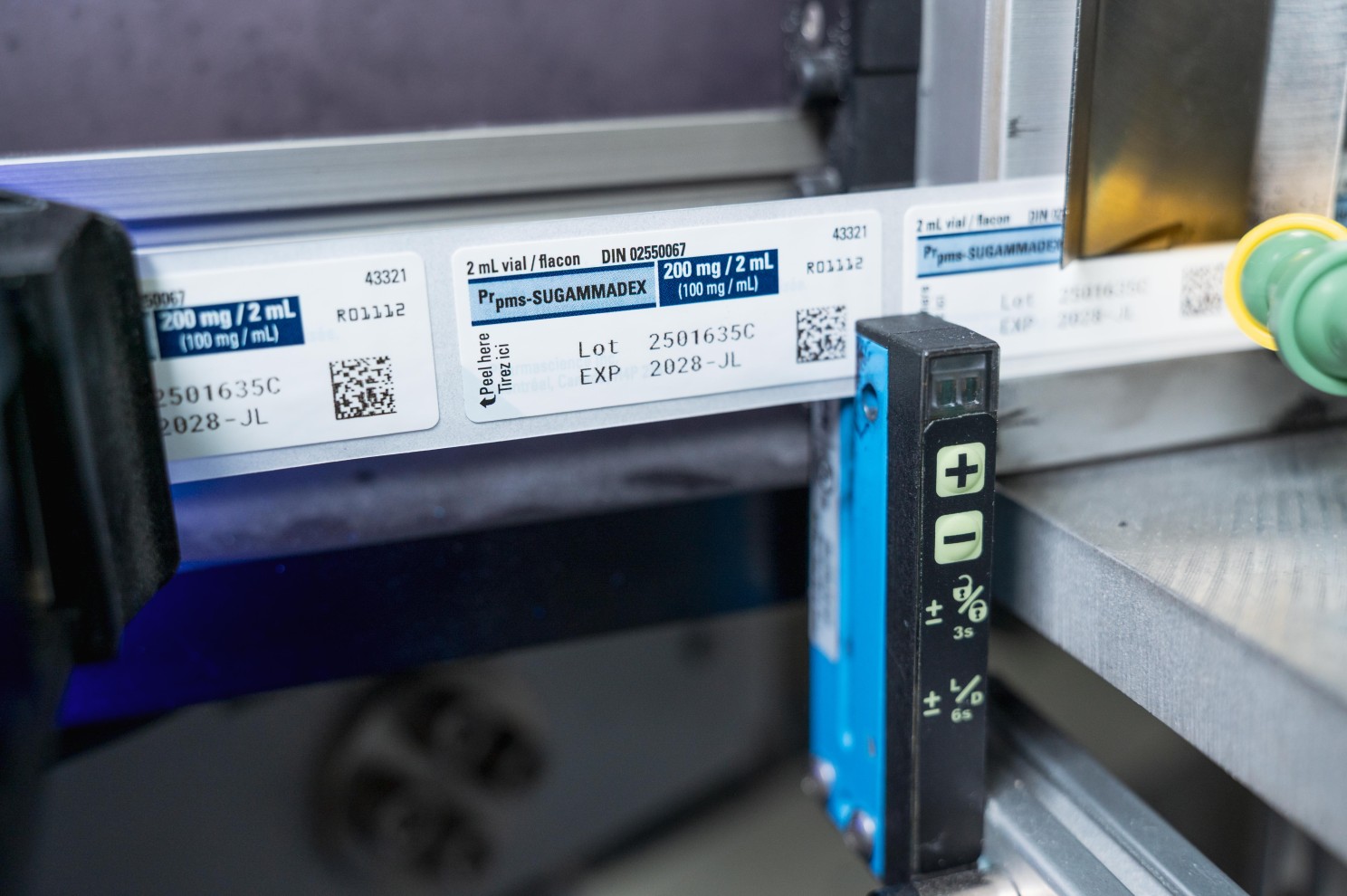 Potištěné malé etikety údaji pro zdravotní průmysl včetně datamatrix kódu. Díky technologie UV LED je potisk nesmazatelný a nelze jej ani smýt vodou nebo alkoholem. Polymer je velmi odolný i na otěr.