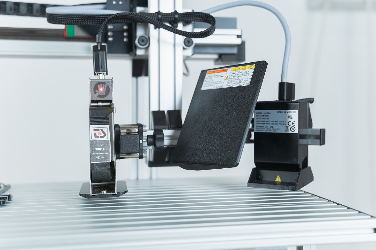 Potisk EPDM materiálu bílým UV LED polymerizujícím inkoustem odolávající na chemii, ředidla, alkohol, ale i sluneční záření a nebledne. Bílá je bílá. 