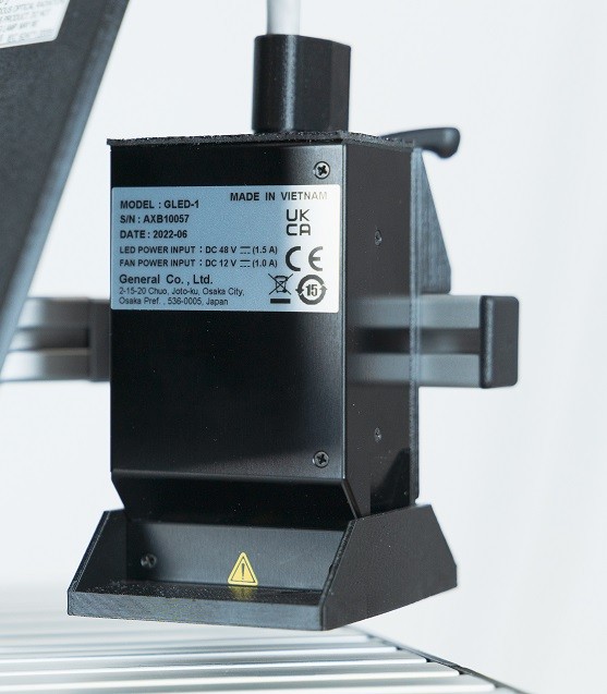 UV LED lampa na vlnové délce 395 nm vytvrdí inkoust procesem polymerizace. Tekutý inkoust se změní na zesíťovaný polymer, který je odolný na chemii i otěr.