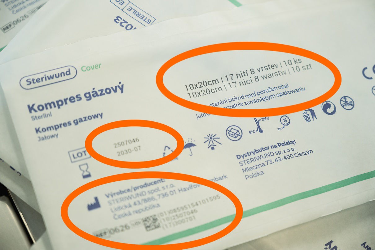 UDI formát zápisu dat musí obsahovat jak Datamatrix kód pro strojové čtení, tak u textovou informaci pro lidsky čtení dat. Zde je umístění tisku na 3 pozice vzdálené od sebe.