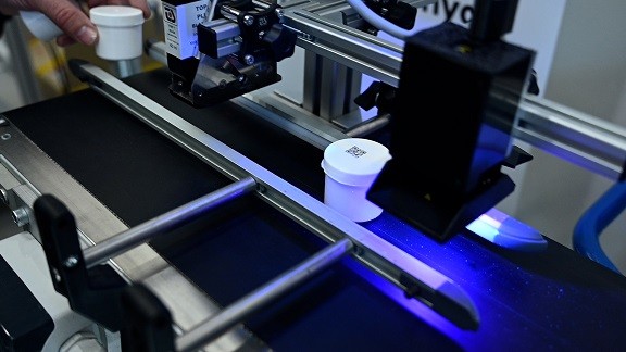 Aplikace UV LED světla 395 nm pro aktivaci polymerní reakce inkoustu, vyráběný v TS Electronics Zlín.