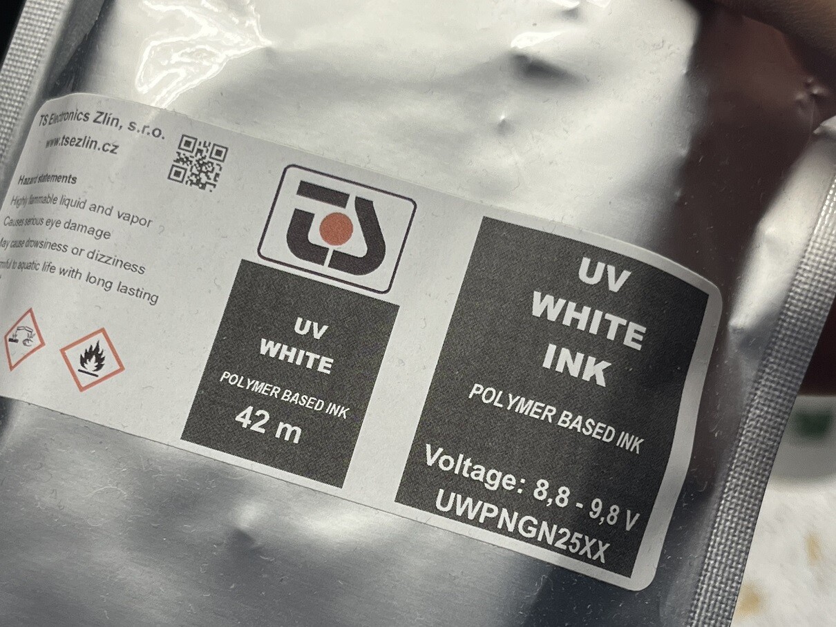 Polymerní inkoust je možné mít jak v černé barvě, tak i v jiných barvách, kde se nejčastěji používá pigmentový bílý inkoust. Inkoust potřebuje na vytvrzení UV LED lampu a změní se na polymer, který je velmi odolný na chemii nebo odolává slunci.