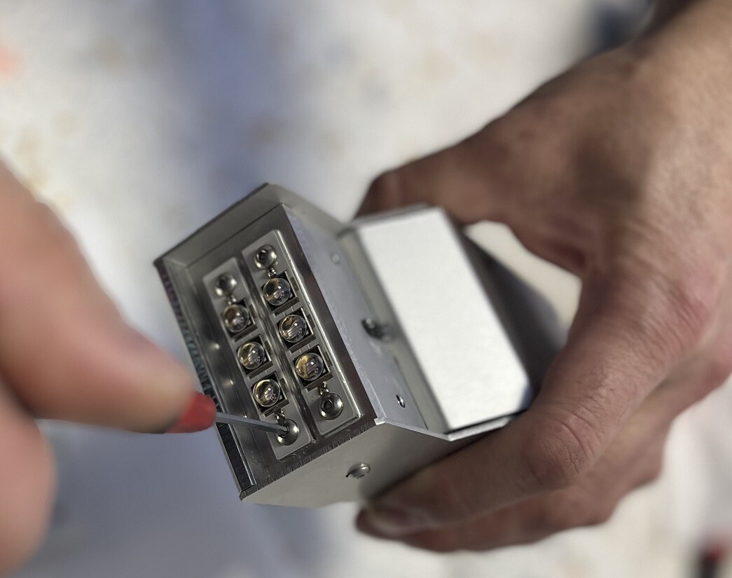 Snadnost výměny UV LED diod v případě poruchy a to zcela bez rozdělávání celého modulu. Jednoduše jen z přední části se LED diody vyšroubují ven a nasadí se nový LED modul. Tento postup značně zjednodušuje servis laserového zdroje.